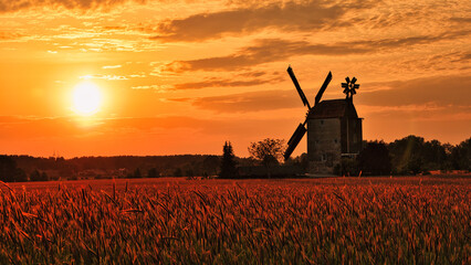 Windmühle - Sonnenuntergang - Abend - Feld - Windmill on Sunset - Colorful - Field - Clouds - Sky...