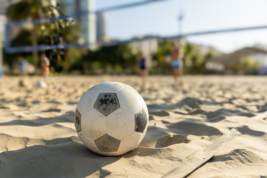 bola de futev&ocirc;lei e futebol na areia na praia
