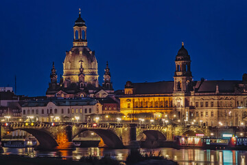 Fototapeta premium Frauenkirche und Terassenufer zur blauen Stunde