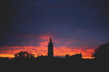 Kirchtum im Abendrot