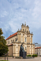 Fototapeta premium Warsaw, Poland - October 9, 2024: Square with the sculpture of Cardinal Stefan Wyszyński and the Visitation Church in Warsaw.