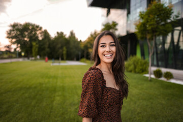 Naklejka premium Portrait of beautiful woman with perfect white teeth smile