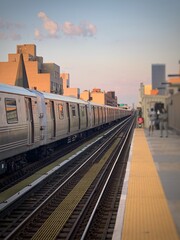 Naklejka premium Subway platform with train at sunset (Queens, New York, USA) 