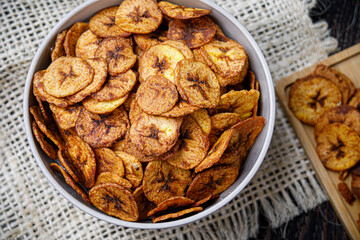 Chips de plátano deshidratados caseros