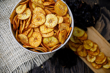 Chips de plátano deshidratados caseros