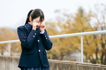 悩みを抱える制服姿の高校生・中学生・女子高生
