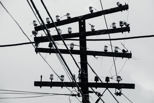 Conceito de um poste el&eacute;trico antigo r&uacute;stico abandonado com fios quebrados. Ideal para quadros decorativos e planos de fundo
