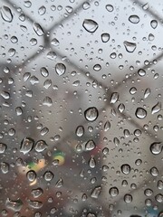 Gotas de chuva no vidro durante uma tempestade em São Paulo, Brasil