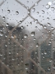 Gotas de chuva no vidro durante uma tempestade em São Paulo, Brasil