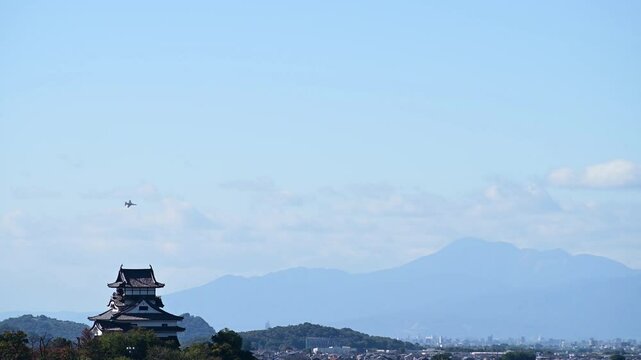 岐阜基地にアプローチするF-2,F-15戦闘機と犬山城 （愛知県犬山市, 2024年11月）