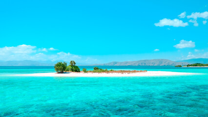 Fototapeta premium Clear turquoise waters and a soft sandy beach set the perfect summer mood. Ideal for resort and travel promotions.