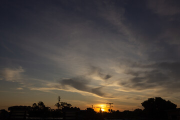 Naklejka premium Silhouette of sunset sky and cloud at the city background.