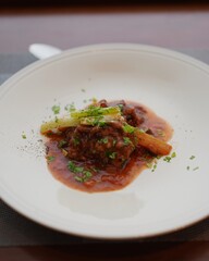 おしゃれな創作イタリアン・牛肉とセロリの煮込み