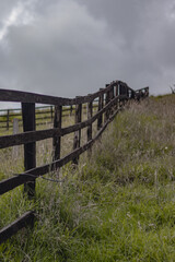 Fototapeta premium Cercado de madera en un paisaje de páramo andino