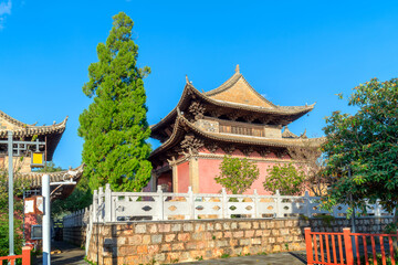 Fototapeta premium Ancient buildings on the shore of Yilóng Lake in Shiping County, Yunnan, China.