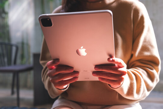 Жалаңаш әйелдер еркектермен