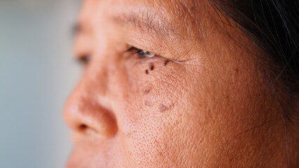 Obraz premium Senior woman face with wrinkles, closeup 