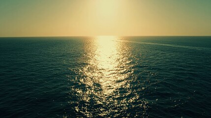 Obraz premium Golden Sunset over Ocean Serene Seascape Water Reflections