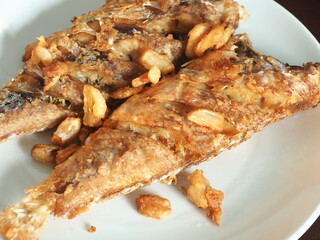 fried ornate threadfin sea bream with garlic