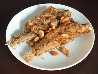 fried ornate threadfin sea bream with garlic