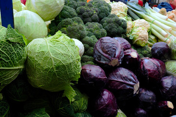 Piękne różne kształty kapusty na  straganie na  placu targowym © JDziedzic