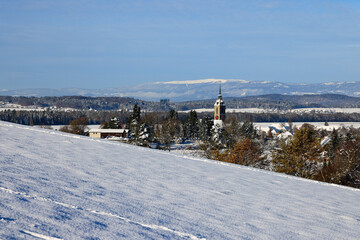Fototapeta premium winterlandschaft schnee höchfeld kirche kirchberg schweiz