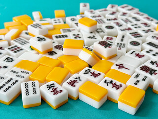 散らばった麻雀牌