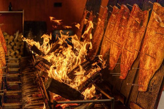Spezialit&auml;t aus dem Strahlungsfeuer: Flammlachs