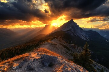 Obraz premium A mountain range with a sun setting behind it. The mountains are covered in trees