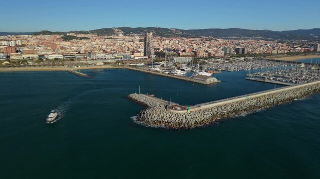 Vista a&eacute;rea con dron del puerto de Matar&oacute;, Barcelona, actualizado a finales del a&ntilde;o 2024