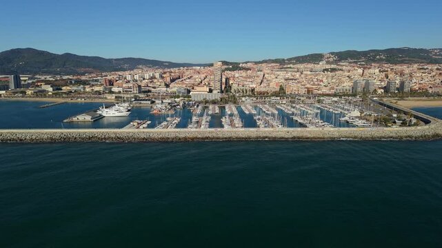 Vista a&eacute;rea con dron del puerto de Matar&oacute;, Barcelona, actualizado a finales del a&ntilde;o 2024