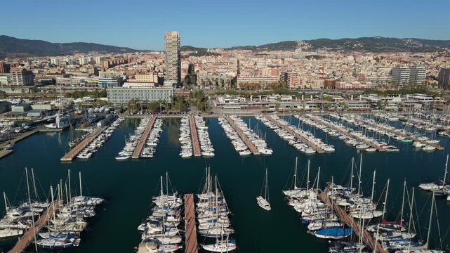 Vista a&eacute;rea con dron del puerto de Matar&oacute;, Barcelona, actualizado a finales del a&ntilde;o 2024