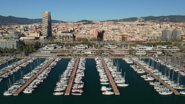 Vista a&eacute;rea con dron del puerto de Matar&oacute;, Barcelona, actualizado a finales del a&ntilde;o 2024
