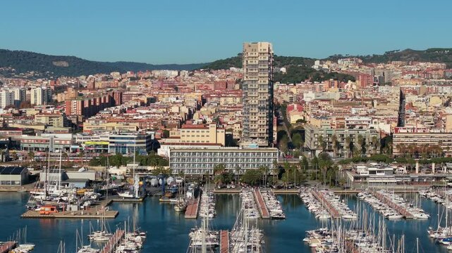 Vista a&eacute;rea con dron del puerto de Matar&oacute;, Barcelona, actualizado a finales del a&ntilde;o 2024