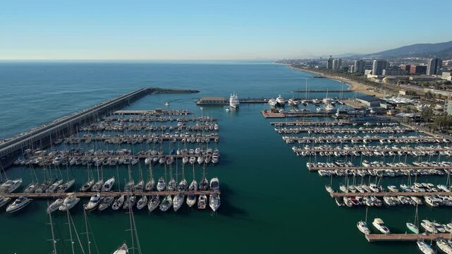 Vista a&eacute;rea con dron del puerto de Matar&oacute;, Barcelona, actualizado a finales del a&ntilde;o 2024