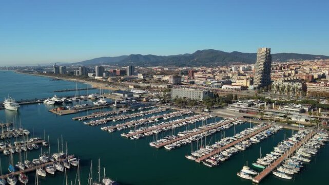 Vista a&eacute;rea con dron del puerto de Matar&oacute;, Barcelona, actualizado a finales del a&ntilde;o 2024