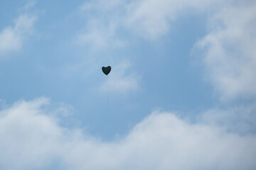 Ballon en forme de coeur qui vole dans le ciel