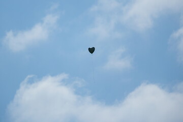 Ballon en forme de coeur qui vole dans le ciel