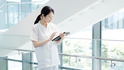 タブレットを操作する看護師
