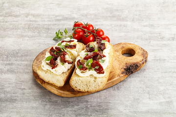 Bruschetta with strachatella and dry tomato