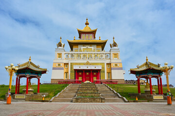 Obraz premium Scenic view of the Golden Abode of Buddha in Elista, Kalmykia Republic of Russia