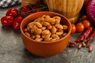 Canned beans in tomato sauce