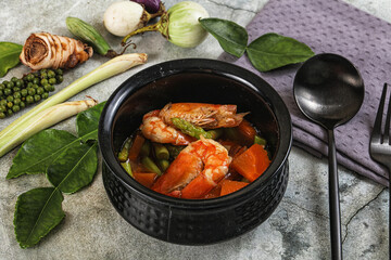 Prawn with asparagus and spices