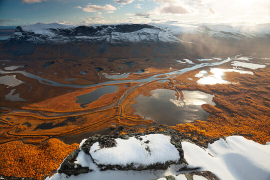 Epischer Ausblick vom Skierffe im Nationalpark Sarek  Lappland in Schweden. Sp&auml;therbst und Schnee zum Sonnenuntergang auf dem Gipfel mit Blick ins Delta des Rapa&auml;lv.