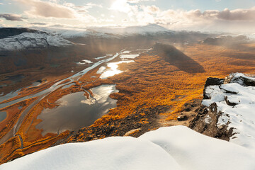 Epischer Ausblick vom Skierffe im Nationalpark Sarek  Lappland in Schweden. Spätherbst und Schnee...