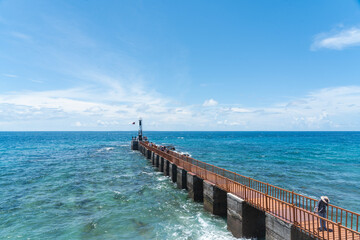 Obraz premium Iconic Lighthouse and Ocean Walkway at Ross Island