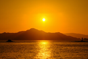 夕日と海