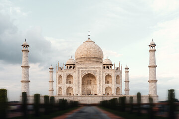 Frontales Bild vom Taj Mahal, mit weichem Himmel und weichem Licht von der Seite Weltwunder
