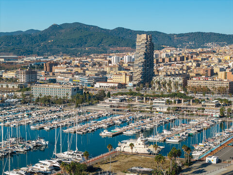 Vista a&eacute;rea con dron del puerto de Matar&oacute;, Barcelona, actualizado a finales del a&ntilde;o 2024