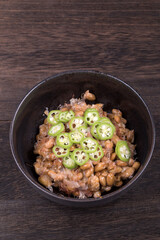 茶碗のオクラを乗せた納豆